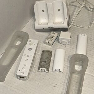 OEM Nyko 87000-A50 Charging Docking Station W/ Battery & Nintendo Wii Remote C1